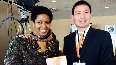 来利国际旗舰厅尊贵定制礼 敬赠南非首位女性副总统